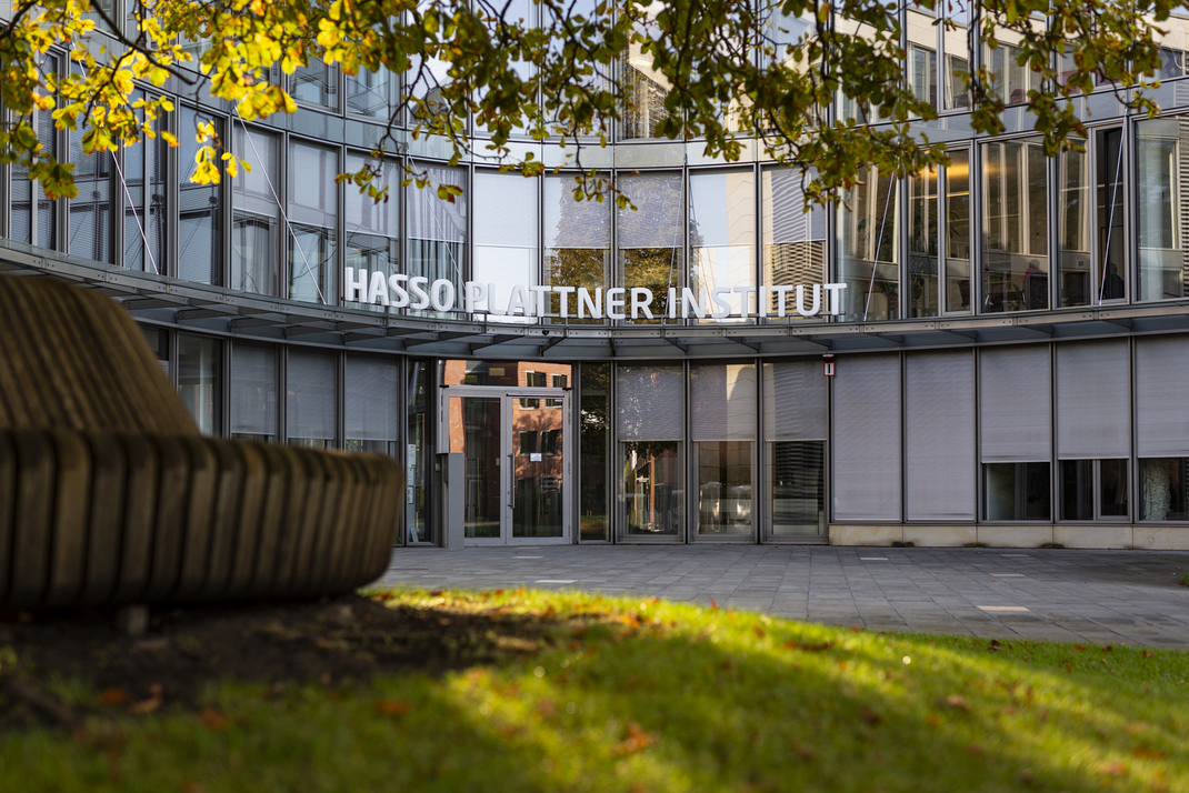 Außenaufnahme des Hauptgebäudes auf dem Campus I in herbstlicher Stimmung