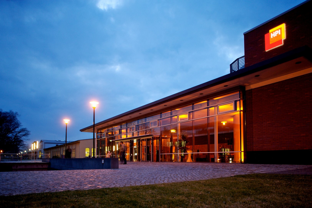 The HPI lecture hall building in the evening atmosphere